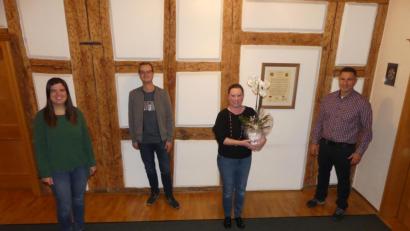 Bild: rn
Vor der Partnerschaftsurkunde mit der US-Fallschirmjägereinheit heißen Bürgermeister Marcus Gradl (rechts), Geschäftsstellenleiterin Heike Biersack und Personalrat Harald Wagner (von links) Stefanie Henze offiziell willkommen.