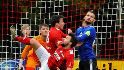 Bild: Werner Franken
Der Weidener Stürmer Josef Rodler (rechts) muss sich mit zwei Lamer Gegenspieler herumschlagen: Die SpVgg SV Weiden kam bei der SpVgg Lam nicht über ein 1:1 hinaus.