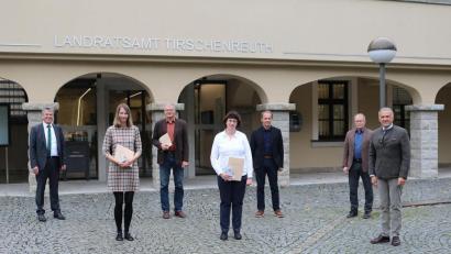 Bild: Landkreis Tirschenreuth/Stefan Malzer/exb
Am Landratsamt Tirschenreuth wurden vier Dienstjubilare geehrt. Von links: Personalchef Walter Brucker, Claudia Plank, Dr. Klemens Dötsch, Birgit Üblacker, Max Schmidkonz, Personalrat Max Bindl und Landrat Roland Grillmeier.