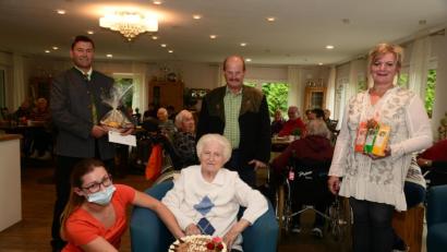 Bild: bey
Magdalena Frischholz feierte in der Tagespflege "Herbstsonne" ihren 90. Geburtstag. Dazu gratulierten Bürgermeister Rainer Rewitzer, Sohn Andreas Frischholz und Tagespflegeleiterin Cornelia Völkl (von links) .