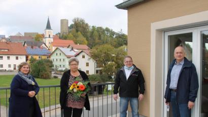 Bild: dl
Geschäftsführerin Violetta Lutz, Betreiber Stefan Hammerl und Bürgermeister Walter Schauer (von links) begrüßten die erste Bewohnerin Erna Floiger (mit Blumen) auf der Dachterrasse der neuen Wohnung in Thanstein.