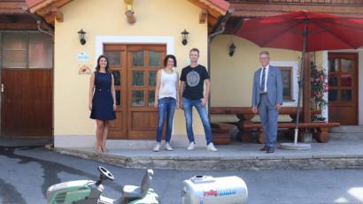 Bild: exb
Bürgermeister Franz Stahl (rechts) und Tourist-Info-Leiterin Stefanie Süß (links) erkundigten sich bei Christine und Rainer Kraus, wie sie mit ihrem Erlebnisbauernhof durch die Coronakrise gekommen sind.