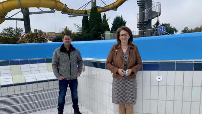 Bild: Stadt Schwandorf, Vera Dehling/exb
Bäderleiter Michael Maget und Bürgermeisterin Martina Englhardt-Kopf ziehen Bilanz: Rund 45000 Besucher zählte das Erlebnisbad im Corona-Sommer.