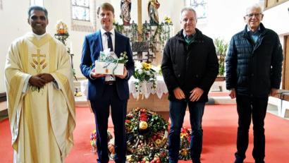 Bild: ld
Im Gottesdienst zum Patrozinium in Nagel wurde Maximilian Pravida (Zweiter von links) als neuer Pastoralreferent offiziell in sein Amt eingeführt. Pater Joy sowie die beiden Kirchenpfleger Werner Scharf aus Nagel und Klaus Brunner aus Brand (von rechts) zeigten sich dankbar dafür.