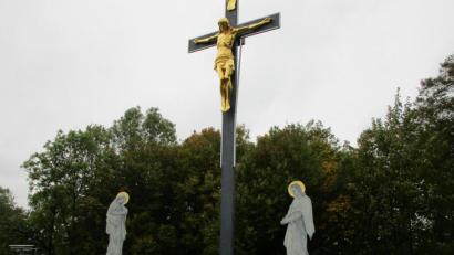 Bild: Josef Glas
Unbekannte haben die Kreuzgruppe auf dem "Schloßberg" beschädigt. Vor allem die Beleuchtung ging kaputt. Wahrscheinlich bleibt die Gemeinde auf den Kosten sitzen.