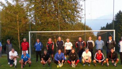 Bild: jp
Der FC Alois: 20 Spieler aus dem gesamten Wahlkreis Neumarkt-Amberg-Sulzbach reisen für einen guten Zweck nach Berlin, um sich mit dem FC Bundestag zu messen.