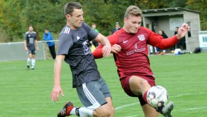 Bild: heh
Der TSV Waldershof und die (SG) SV Mitterteich II/SV Steinmühle I trennten sich am Samstag 2:2. Hier klärt der Waldershofer Julian Fürst (rechts) gegen Tobias Seitz, den zweifachen Torschützen der Gäste.