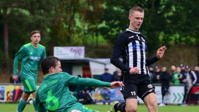 Bild: ham
Torschützen unter sich: Während Fabio Pirner (rechts) mit einem Dreierpack der Matchwinner für die DJK Gebenbach war, durfte Christian Uschold vom FC OVI-Teunz immerhin den zwischenzeitlichen Ausgleich bejubeln.