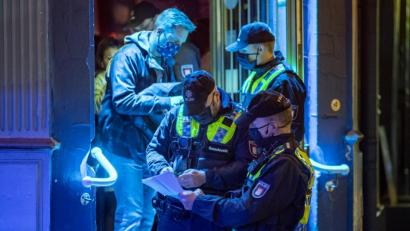 Symbolbild: Axel Heimken/dpa
Hamburg: Polizisten kontrollieren in einer Kiez-Kneipe am Hans-Albers-Platz die Einhaltung der Corona-Vorgaben in der Gastronomie. An diesen Vorgaben wird die Kritik lauter.