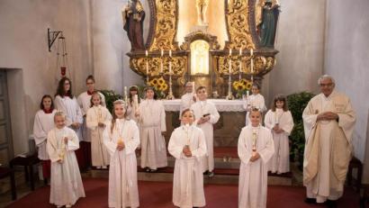 Bild: Katharina Luber (Wurz)/KL creativ/exb
Ein Foto fürs Erinnerungsalbum. Elf Kinder feiern in Püchersreuth Erstkommunion.