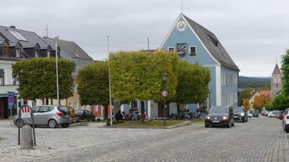 Bild: rn
Die SPD beantragte, das Pflaster ums Rathaus durch einen Asphaltbelag zu ersetzen und an den bisherigen Nahtstellen Überquerungshilfen anzulegen.