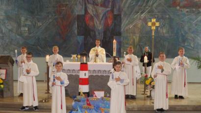 Bild: adj
Nach dem Gottesdienst stellten sich die Kommunionkinder mit Pfarrer Thomas Kopp (hinten, Mitte) und Gemeindereferentin Birgit Lang-Riebl (hinten, rechts) rund um den Leuchtturm zum Erinnerungsfoto auf.
