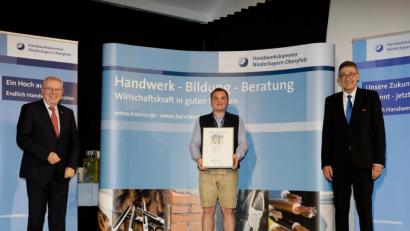 Bild: Foto Graggo
Der Präsident der Handwerkskammer Niederbayern-Oberpfalz, Georg Haber (rechts), und der Hauptgeschäftsführer der Handwerkskammer,Jürgen Kilger (links) zeichneten Andreas Bartmann mit der Ehrenurkunde aus.