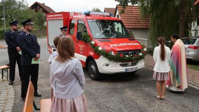 Bild: rab
Das neue Tragkraftspritzenfahrzeug erhält von Pater Robin Xavier (rechts) den kirchlichen Segen. Auch die Verantwortlichen der Feuerwehr Ebersbach (links neben dem Fahrzeug) bekommen etwas von dem Weihwasser ab.