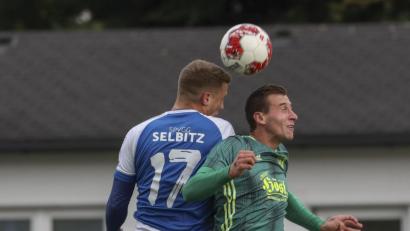 Bild: Michael Ott/exb
Kopfballduell zwischen dem Selbitzer Maximilian Lang (links) und dem Mitterteicher Doppeltorschützen Manuel Dürbeck: Landesligist SV Mitterteich gewann das Pokalspiel beim Bezirksligisten souverän mit 3:1.
