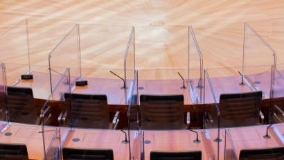 Bild: Rolf Vennenbernd
Boxen aus Plexiglas sind im Plenum des Landtags von Nordrhein-Westfalen an den Plätzen der Abgeordneten zu sehen. Auch im Bayerischen Landtag wird es solche Boxen zum Schutz der Abgeordneten vor dem Coronavirus geben.