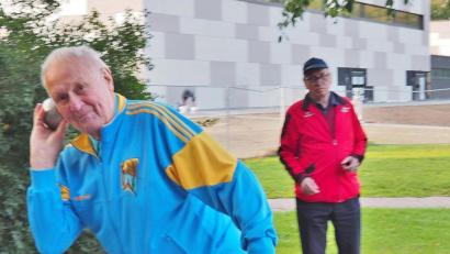 Bild: Bühner
Der 90-jährige Kurt Heinold beim Kugelstoßen. Erich Kummer kontrolliert alles.