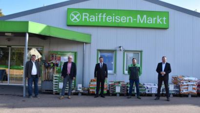 Bild: Rathaus Schönsee
Bürgermeister Reinhard Kreuzer (von links) und sein Stellvertreter Andreas Hopfner trafen sich mit Vertretern des Raiffeisenmarktes Schönsee. Die gute Mitteilung: Der Markt schließt nicht, sondern erweitert sein Sortiment.
