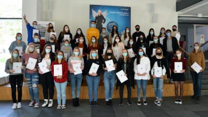 Bild: exb
Im Bild die geehrten Schülerinnen und Schüler mit Oberstudienrätin Ute Döhler (1. Reihe rechts) sowie Schulleiter Thomas Metzler (2. Reihe rechts).