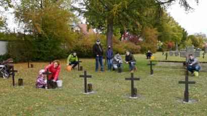 Bild: gf
Die Kurfürstliche Schlosswache hat auch heuer wieder die Soldatengräber im Katharinenfriedhof gereinigt.