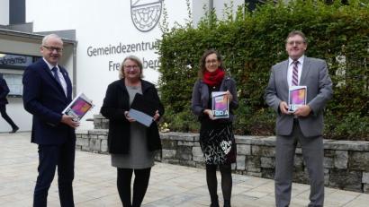 Bild: Richard Zweck
AOVE-Sprecher Bernhard Lindner, Waltraud Lobenhofer und Katja Stiegler von der AOVE-Geschäftsstelle und der Vorsitzende der AOVE e.V. Hans-Martin Schertl (von links) freuen sich über die Förderung für das Projekt „Verbesserung der Koordination und Kommunikation der ehrenamtlichen Alltagsbegleiter“