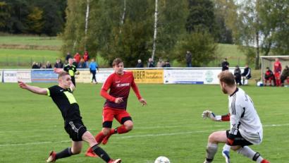 Bild: gb
Das Siegtor für den SV Plößberg gegen TuS/WE Hirschau: In der 71. Minute schoss Tom Griesbeck (links) zum 3:2 ein, Gästetorwart Alexander Köck war ohne Abwehrchance