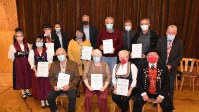 Bild: hcz
Die Geehrten präsentieren ihre Urkunden mit den Ehrengästen in der Jahreshauptversammlung der "Altbairischen".