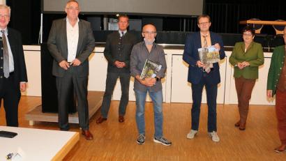 Bild: bsc
Viel Lob und Anerkennung gab es bei der Vorstellung des Bildbands „Steinreich – Naturpark Steinwald“. Im Bild (von links) Erbendorfs Bürgermeister Johannes Reger, Verleger Josef Roidl, Naturpark-Vorsitzender Freiherr Eberhard von Gemmingen-Hornberg, das Autorenduo Siegfried Steinkohl und Wolfgang Benkhardt sowie die Bezirkstagsmitglieder Brigitte Scharf und Toni Dutz.