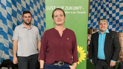 Bild: Eichl
Tina Winklmann und Stefan Schmidt (rechts) führen den Bezirksverband der Grünen auch in den kommenden zwei Jahren; neu im Vorstand ist der 25-jährige Benjamin Sertl.