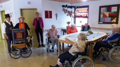 Bild: jp
Irmi und Hubert Bayerl kommen mit ihrer Drehorgel ins Kastler Seniorenheim, um die Bewohner zu unterhalten. Heimleiterin Monika Breunig (Dritte von links) dankt den beiden Musikanten für die Überraschung.