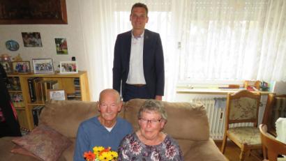 Bild: adj
Bürgermeister Ernst Schicketanz gratulierte Bärbel Klein (sitzend, mit ihrem Mann Adolf) zum 80. Geburtstag.