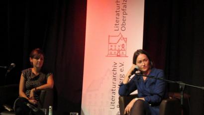 Bild: aks
Für eine Lesung und ein Gespräch rund um das Thema „Weggehen und Ankommen“ holte das Literaturhaus Oberpfalz die Schriftstellerinnen Nadine Schneider (links) und Katerina Poladjan ins Capitol.