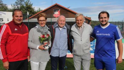 Bild: kro
Treffen vor dem Sportheim der DJK Falkenberg. Im Bild von links DJK-Spielleiter Michael Gleißner, Katharina Zobel, Albert Üblacker, der den Besuch möglich machte, Rainer Zobel und DJK-Kapitän Daniel Konrad.