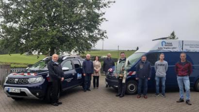 Bild: gis
Der Wasserzweckverband Brand/Mehlmeisel hat ein neues Auto. Die Fahrzeugsegnung durfte natürlich nicht fehlen: (von links) 
Seniorchef Adalbert Wittke vom gleichnamigen Autohaus, WZV- Vorsitzender Bürgermeister Peter König, Verkaufsberaterin Marion Schecklmann, Wassermeister Gerhard Daubner, Pfarrer Ferdinand Weinberger, WZV-Geschäftsführer Thomas Prechtl sowie die Wasserwarte Tobias Nickl und Michael Prechtl