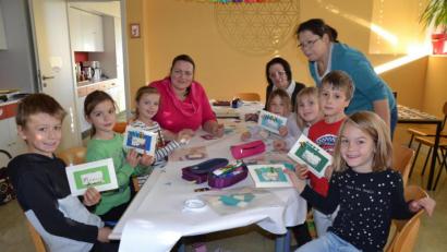 Archivbild: gi
Die Kinder der Ferienbetreuung in Moosbach basteln ein Memory unter Anleitung. Solche Angebote, auch außerhalb der Sommerferien, wünschen sich Jugendamt und Jugendring verstärkt in Coronazeiten.