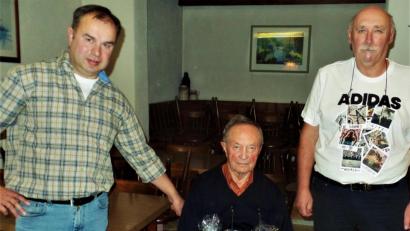 Bild: jml
Ein dickes Dankeschön zum Ende der aktiven Zeit ging mit einem Geschenkkorb an Ehrenmitglied Karl Merkel. Markus Müller (links) übergab bei der Hauptversammliung den Vorstandsposten an Peter Wirth (rechts).