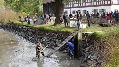 Bild: bnr
Für die Helfer ist das Abfischen Schwerstarbeit. Alle Fische werden sortiert, gezählt und gewogen.