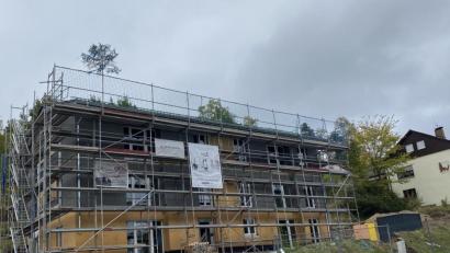 Bild: Eichl
Nur drei Wochen hat es gedauert, bis der Holzbau stand. Lob gab es bei der Hebfeier für den Entwurf der 2G Architekten wie für die Arbeit der Waldthurner Holzbau Riedl.