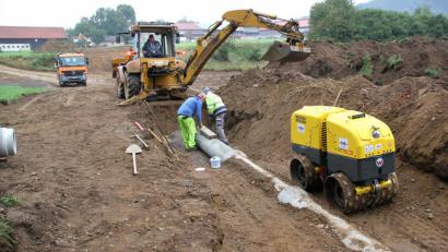 Bild: boj
Seit Anfang Oktober rollen die Maschinen für das Projekt. Die Arbeiter der ausführenden Firma Wilhelm-Bau verlegen die Rohre für die Wasserableitung vom Regenrückhalteteich zur Murach.