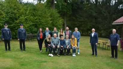 Bild: jr
Im Kreise der Familie feierte Konrad Männer am Samstag seinen 80. Geburtstag in der Gaststätte „Panzen“. Sitzend (von links) Enkelin Tamia, Konrad Männer, Enkel Ferdinand, Ehefrau Barbara und Enkelin Greta. Stehend (von links) Klaus Grötsch und Berthold Ernstberger von der Feuerwehr, Lebensgefährtin Beate mit Sohn Thomas Männer, Sohn Reinhard, Tochter Silvia mit Ehemann Peter, Enkel Yannick, sowie Bürgermeister Bernd Sommer und Reinhard Grillmeier (Schlüsselclub).