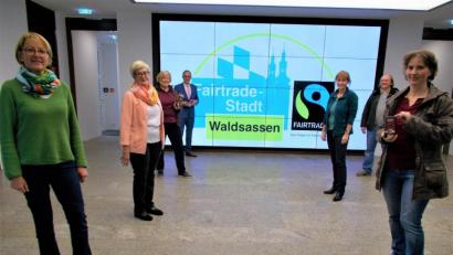 Bild: Gudrun Sirtl/exb
Die Mitglieder der Fairtrade-Steuerungsgruppe in Waldsassen im Rathaus-Foyer, von links Paula Pöllinger, Gudrun Sirtl, Karin Neumann (Konditorei Rosner) sowie Bürgermeister Bernd Sommer und von rechts Christina Kunz, Harald Hertel und Angela Frank.