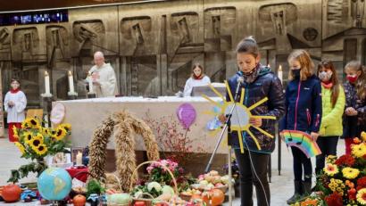 Bild: ads
In der Pfarrei St. Michael Amberg gestaltete Pfarrer Alois Berzl des Festgottesdienst zu Erntedank als Familiengottesdienst unter dem Motto „Eine Hand voll Erde.“ Er wurde vom Familiengottesdienstteam und von einem Firmling, einer Ministrantin sowie Kommunionkindern tatkräftig unterstützt.