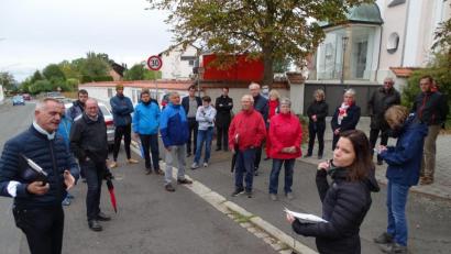 Bild: Dobmeier
Eine Umgestaltung und Verkehrsberuhigung der Bürgermeister-Bärnklau-Straße wünschen sich die Neunkirchner Bürger, wie in der Bürgerwerkstatt herauskam. Stadtplaner Markus Rösch (links) nahm dies mit auf.