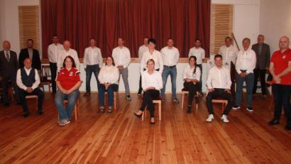 Bild: wro
Die Falkenberger DJK steht auf vielen Säulen. Die bisherigen und neuen Mitglieder des Führungsgremiums stellten sich zum Gruppenbild mit dem neuen Vorsitzenden Wolfgang Knoll (hinten, Sechster von links).