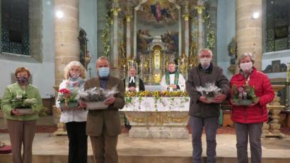 Bild: jzk
Mit einem Blumengruß bedankten sich die beiden Seelsorger Dirk Grafe und Thomas Kraus (am Altar von links) bei Brigitte Schinner, Elisabeth Heindl, Dr. Josef Heindl, Manfred Spiegler und Ilka Spiegler (vorne von links).