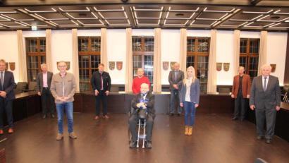 Bild: kro
Das neu gewählte Vorstandsteam des Kreisverbandes der Europa-Union (von links): Alfred Wolf, Lothar Müller, Bernd Sommer, Stefan Grillmeier, Heinrich Schärl, Uwe-Karsten Mühlenbeck, Gerhard Birkner, Sabine Graser, Kurt Scharf und Peter Gold.