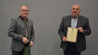 Bild: jr
Markus Troesch (rechts) ist seit 40 Jahren im öffentlichen Dienst tätig, seit 10 Jahren ist er Geschäftsleiter und Kämmerer der Marktgemeinde Konnersreuth. Bürgermeister Max Bindl gratulierte.