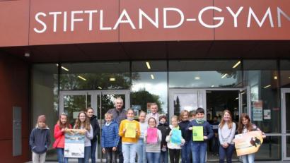 Bild: Stiftland-Gymnasium/exb
Auf dem Bild: die an der Spendensammelaktion beteiligten Schülerinnen und Schüler aus den Jahrgangsstufen 5 bis 8 mit Sammlungsleiter und Biologie-Lehrer Uli Roth und Schulleiter Albert Bauer (hinten, Mitte).