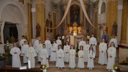 Bild: dob
21 Buben und Mädchen feiern im Klassenverbund mit Dekan Alexander Hösl ihren Erstkommuniontag in der katholischen Stadtkirche.