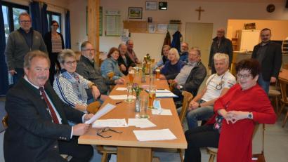 Bild: jr
16 Mitglieder kamen am Freitagabend zu einer Versammlung des SPD-Ortsvereins ins Sportheim des SV Mitterteich. Vorsitzender Johann Brandl (sitzend, links) ging auf die Kommunalwahl ein und richtete Kritik an verschiedene Seiten. Mit dabei war auch Kreisvorsitzende Brigitte Scharf (sitzend, rechts).